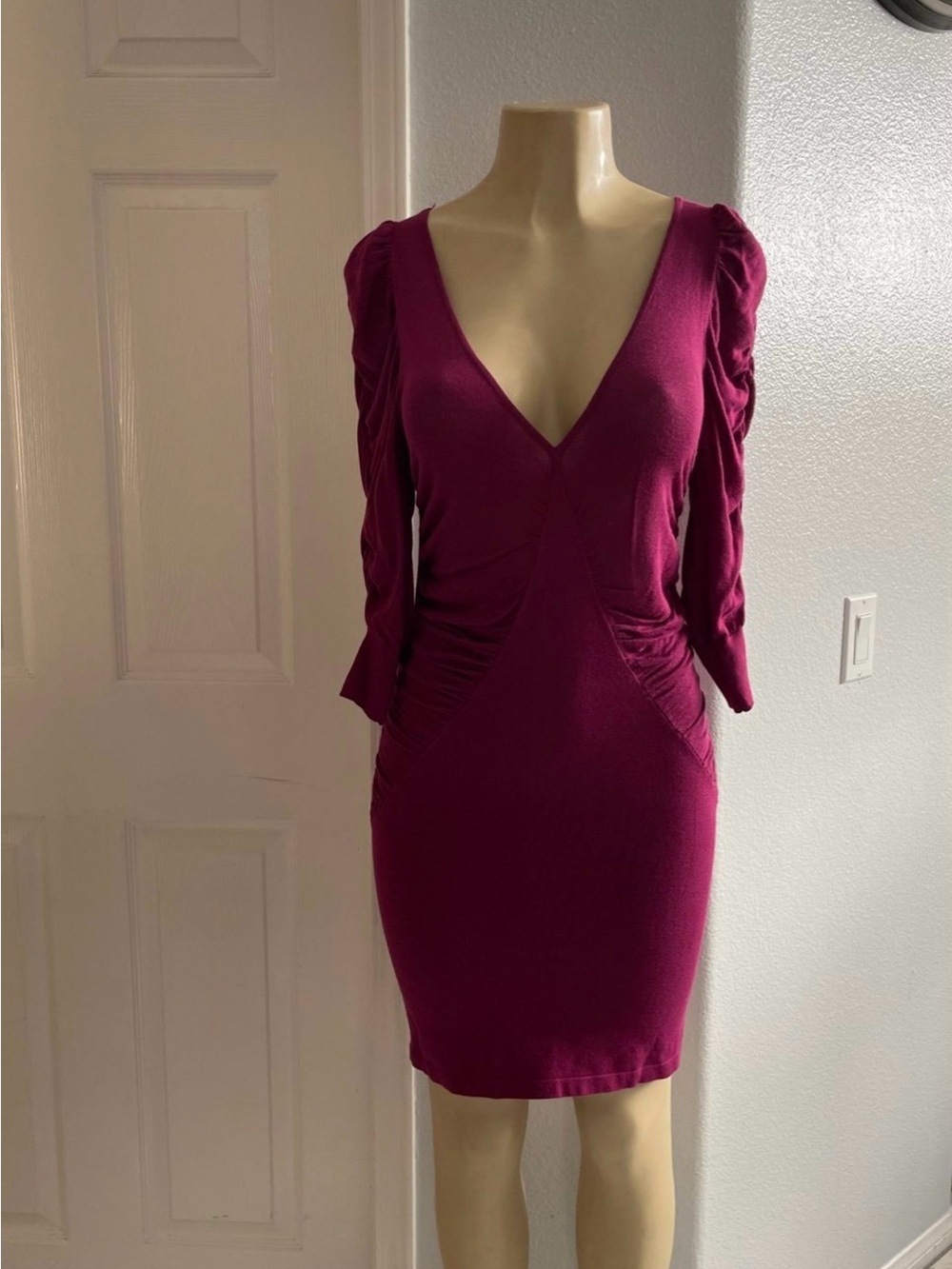 Bebe size M Women’s Deep V Ruched Sleeve Bodycon Dress - Magenta